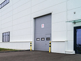 Промышленные секционные ворота Doorhan ISD01 6300x5400 с калиткой и окнами